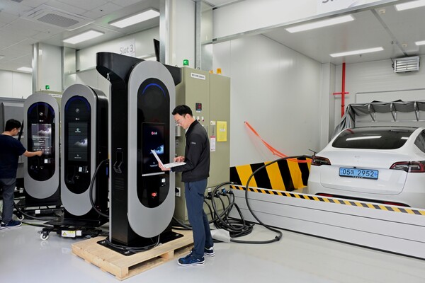 ▲LG전자 실차 시험소에서 전기차 충전기를 실제 차량과 연결해 충전 중 발생하는 다양한 상황을 테스트하고 있다. ⓒLG전자