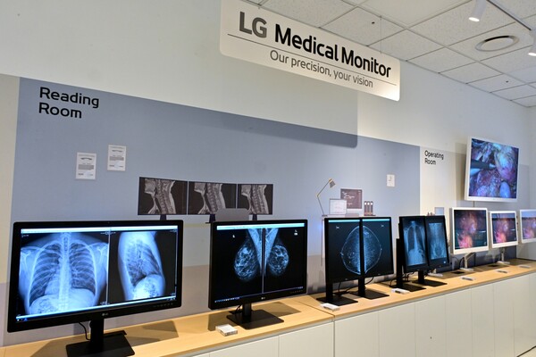 ▲LG전자 IT사업의 새로운 성장 동력으로 집중 육성 중인 '의료용 모니터' 라인업. ⓒLG전자
