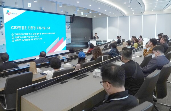 ▲CJ대한통운은 30개 영세 소상공인들을 대상으로 친환경 물류 역량강화 프로그램인 '그린딜리버리플러스'를 진행했다. 8일 오후 서울 종로구 CJ대한통운 본사에서 교육을 받고 있는 소상공인들.ⓒCJ대한통운