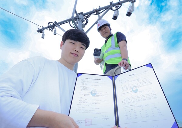 ▲LG유플러스 직원들이 ‘U+스마트교차로’ 시스템을 테스트하고 있는 모습.ⓒLG유플러스