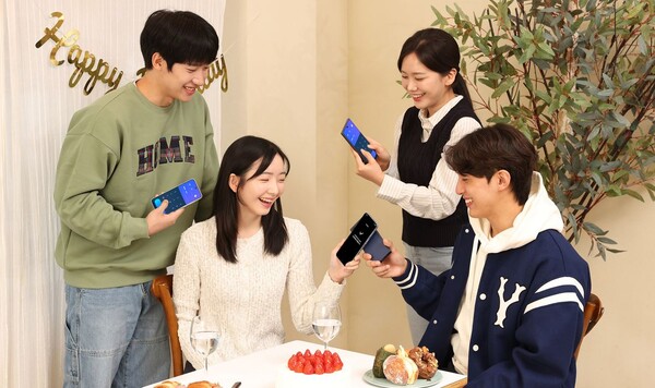 ▲갤럭시 스마트폰끼리 맞대는 방식으로 간편하게 송금이 가능한 삼성월렛 '탭 이체' 기능을 시연하는 모습. ⓒ삼성전자