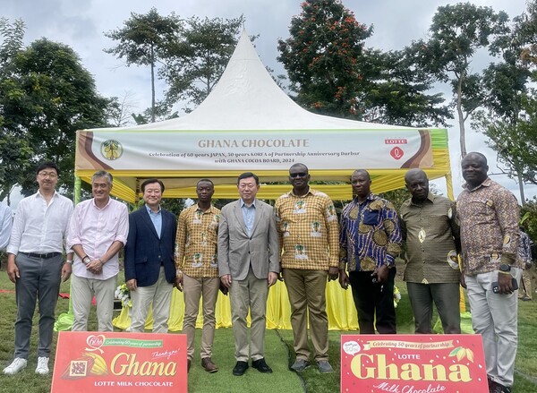 ▲신동빈 롯데그룹 회장(가운데), 이영구 롯데식품군 총괄대표(왼쪽 세번째), 다마쓰카 겐이치 롯데홀딩스 대표(왼쪽 두번째), 이창엽 롯데월푸드 대표(왼쪽 첫번째)가 카카오 보드 정부기관 관계자들과 기념사진 촬영하는 모습. ⓒ롯데