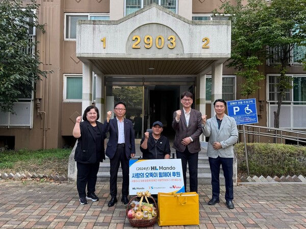 ▲정기훈 HL만도 People&Culture실 실장 상무(오른쪽 두번째)와 장찬옥 한국교통안전공단 교통안전본부장(왼쪽 두번째)이 ‘사랑의 오뚝이 휠체어 후원’ 기념 촬영을 하고 있다. ⓒHL그룹