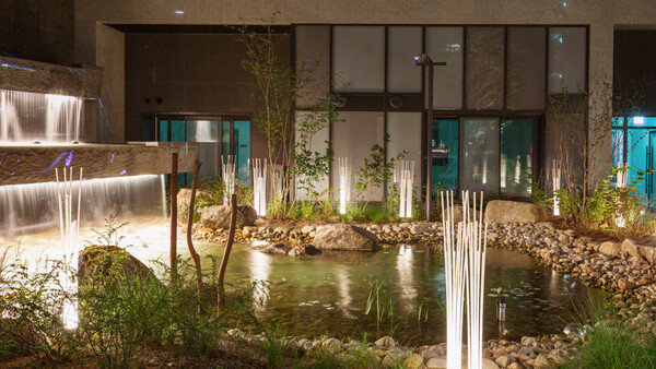 ▲대치 푸르지오 써밋 수공간과 워터플라자에 적용된 경관조명. ⓒ대우건설