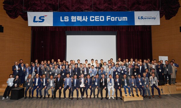 ▲지난 11일 LS미래원에서 열린 ‘2024 LS 협력사 CEO 포럼’에 참석한 협력사 대표들이 기념 사진을 촬영하고 있다. ⓒLS