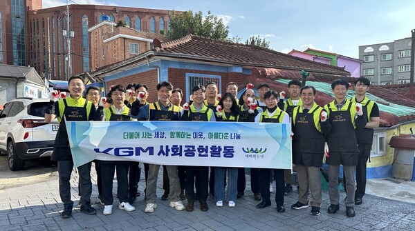 ▲KG모빌리티가 평택시 관내 독거노인과 어려운 이웃 등 소외계층 지원을 위해 ‘2024 평택연탄나눔은행’ 발대식에 참석해 후원금을 전달했다. ⓒKG모빌리티