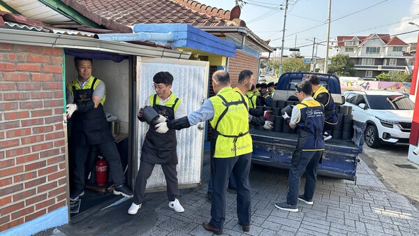 ▲KG모빌리티가 평택시 관내 독거노인과 어려운 이웃 등 소외계층 지원을 위해 ‘2024 평택연탄나눔은행’ 발대식에 참석해 후원금을 전달했다. ⓒKG모빌리티