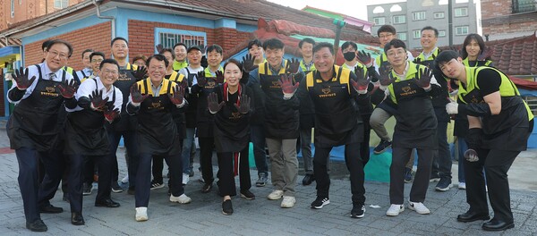 ▲KG모빌리티가 평택시 관내 독거노인과 어려운 이웃 등 소외계층 지원을 위해 ‘2024 평택연탄나눔은행’ 발대식에 참석해 후원금을 전달했다. ⓒKG모빌리티