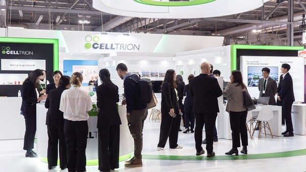 ▲셀트리온 단독부스를 찾은 방문객들. ⓒ셀트리온