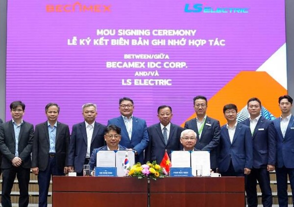 ▲(왼쪽부터) 조욱동 LS일렉트릭 글로벌사업본부장, 팜 응옥 투언 베카멕스 총책임자, 뒷열 네번째부터 구자균 LS일렉트릭 회장, 응우옌 반 흥 베카멕스 회장 ⓒ LS일렉트릭.