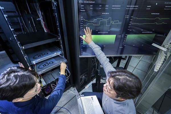 ▲SKT와 QKD 제품 보유기업인 아이디퀀티크(IDQ) 구성원들이 해당 제품을 테스트하는 모습.ⓒSK텔레콤