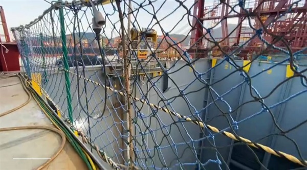 ▲지난달 9일 추락사가 발생한 한화오션 조선소 컨테이너선 상부 모습. 중간·하부 난간대가 추락 방지 역할을 할 수 없는 로프로 돼 있다. ⓒ금속노조 거제·통영·고성조선하청지회