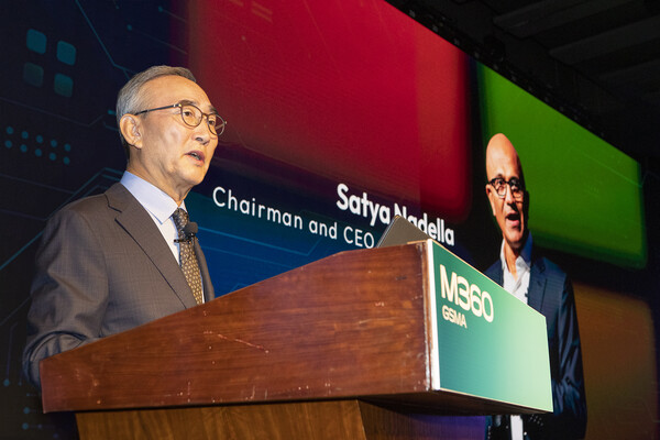 ▲김영섭 KT 대표가 서울 중구 웨스틴 조선호텔 서울에서 열린 GSMA 주최의 M360 APAC 콘퍼런스에서 '협력 기반의 자주적 AI 모델 형성을 위한 AICT 기업의 역할’이란 주제로 기조연설을 하고 있다.ⓒKT