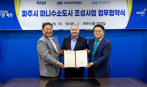 ▲파주시 미니 수소도시 조성사업 업무협약식에 참석한 (왼쪽부터) 김경일 파주시장, 켄 라미레즈 현대차 글로벌상용&수소사업본부장, 김진균 고등기술연구원장이 협약서를 들고 기념 사진을 촬영하고 있다. ⓒ현대자동차
