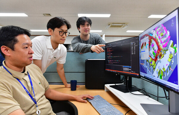 ▲현대차·기아 관계자들이 프레스 금형 자동설계 시스템으로 설계되는 도면을 확인하고 있다. ⓒ현대차·기아