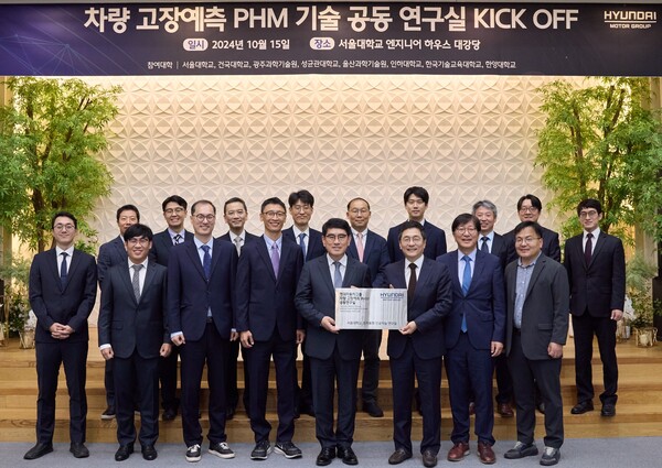 ▲공동 연구실 설립 행사에 참석한 양희원 현대차·기아 R&D본부장(왼쪽)과 윤병동 서울대학교 기계공학부 교수가 현판을 들고 있다. ⓒ현대차그룹