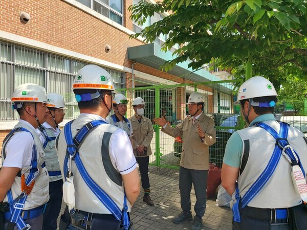 ▲최양환 부영그룹 대표가 현장을 점검하고 있다. ⓒ부영그룹