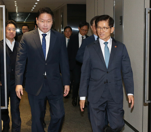 ▲최태원 대한상공회의소 회장(왼쪽)과 김문수 고용노동부 장관이 면담장으로 이동하고 있다. ⓒ대한상공회의소