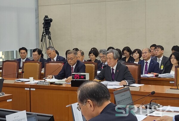 ▲16일 복지위 국감에 출석한 정기석 국민건강보험공단 이사장(앞줄 오른쪽)이 의원 질의에 답변하고 있다. ⓒ최나리 기자