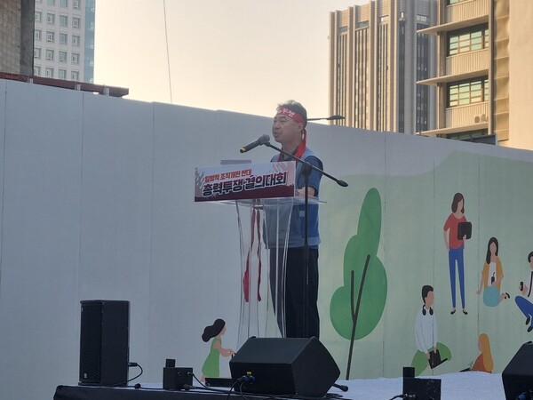 ▲김배정 KT노동조합 조직위원회 조직기획국장이 16일 오후 4시 KT 광화문 본사 앞에서 열린 시위에서 발표하고 있다.ⓒ문재호 기자