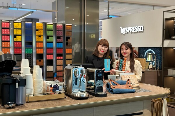 ▲롯데백화점 동탄점 네스프레소 부티크에서 제품을 소개하는 모습. ⓒ롯데쇼핑