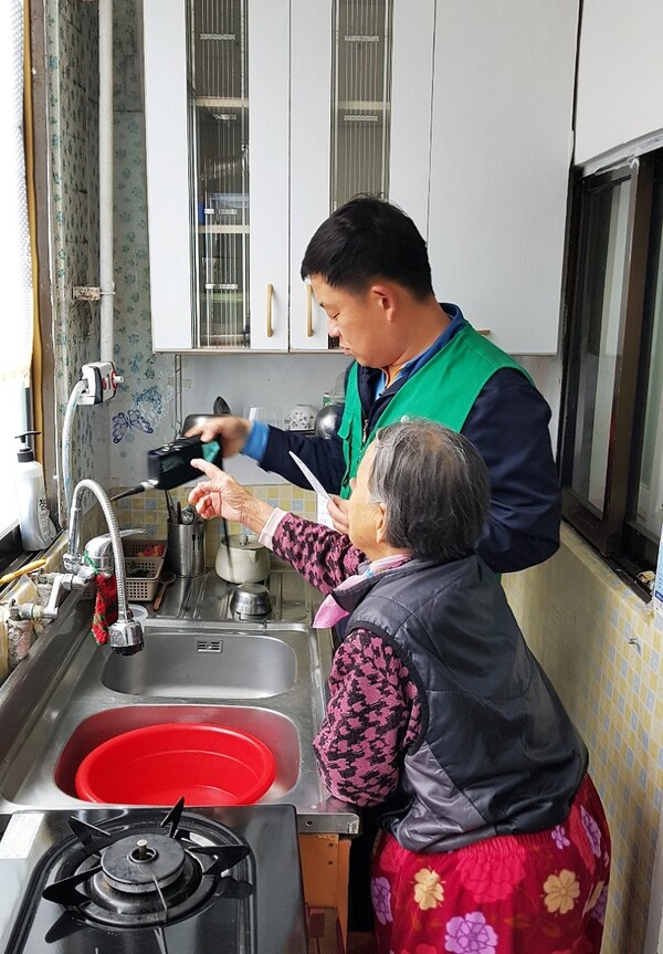 ▲삼천리는 ‘가스안전 사랑나눔’을 통해 노후한 배기통, 보일러, 가스렌지 등의 가스기기를 무상점검, 보수, 교체하고 일정 시간이 지나면 자동으로 가스밸브를 차단하는 가스타이머콕 설치를 지원한다. ⓒ삼천리