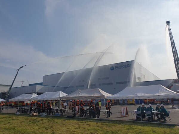 ▲지난 16일 충남 당진시 합덕읍에 위치한 동아제약 당진공장서 재난대비 긴급구조종합훈련을 하고 있는 모습. ⓒ동아제약