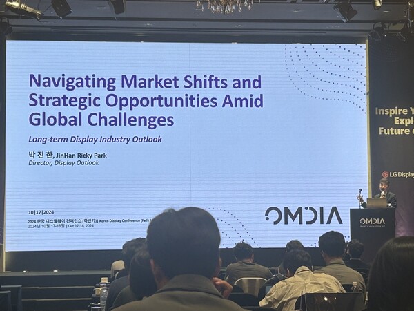 ▲17일 서울 서초구 엘타워에서 열린 '옴디아 디스플레이 컨퍼런스'에서 박진한 옴디아 이사가 발표하고 있다. ⓒ윤서연 기자