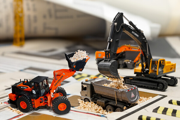 ▲HD현대사이트솔루션 RC 건설기계 모델. ⓒHD현대사이트솔루션