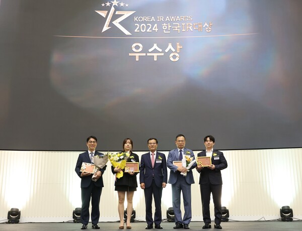 ▲롯데칠성음료 양소현 IR팀장(사진 왼쪽에서 두번째), 한국IR협의회 정석호 회장(왼쪽에서 세번째)를 비롯한 관계자들이 기념 촬영을 하는 모습. ⓒ롯데칠성음료