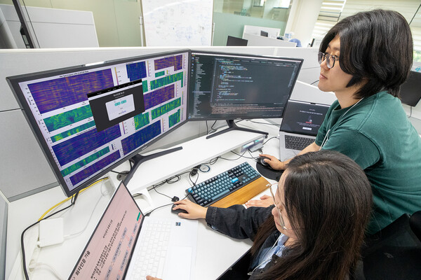 ▲서울 서초구의 KT 연구개발센터에서 연구원들이 실시간 통화 AI 보이스피싱 탐지 기술을 시연하고 있다.ⓒkt