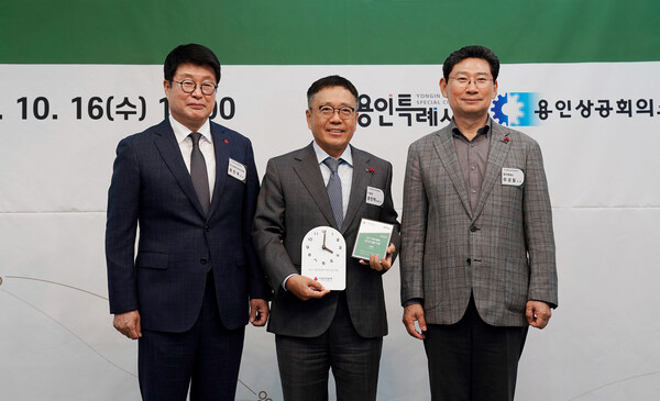 ▲(오른쪽부터) 이상일 용인특례시장, 정진학 동양 대표이사, 권인욱 경기사회복지공동모금회장이 기념사진을 찍고 있다. ⓒ유진그룹