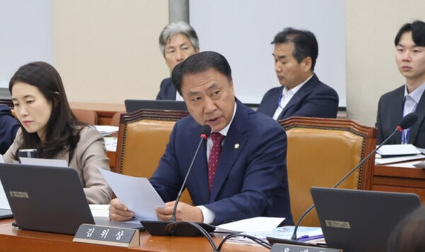 ▲국회 환경노동위원회 국정감사에서 질의하는 김위상 국민의힘 의원 ⓒ 김위상 의원실