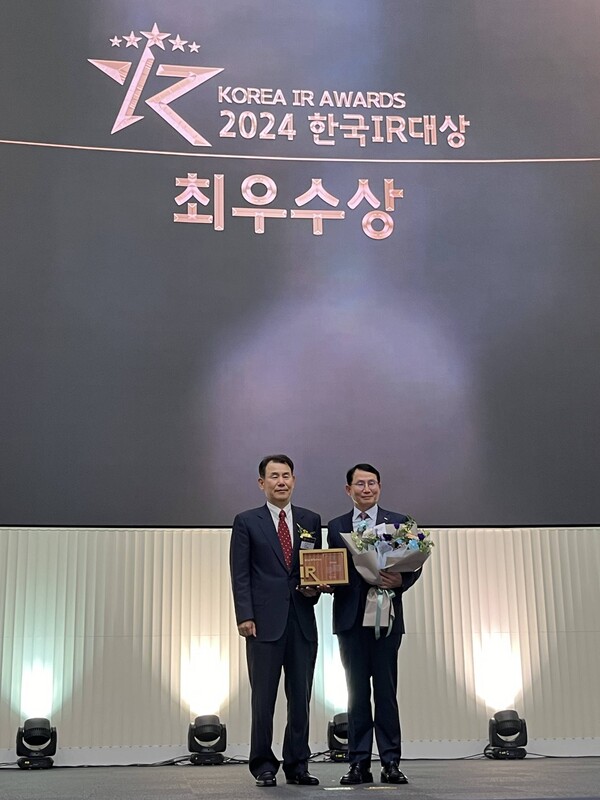 ▲2024 IR대상 시상식에 참석한 이선규 포스코인터내셔널 재무IR 실장(오른쪽)과 정은보 한국거래소 이사장. ⓒ포스코인터내셔널