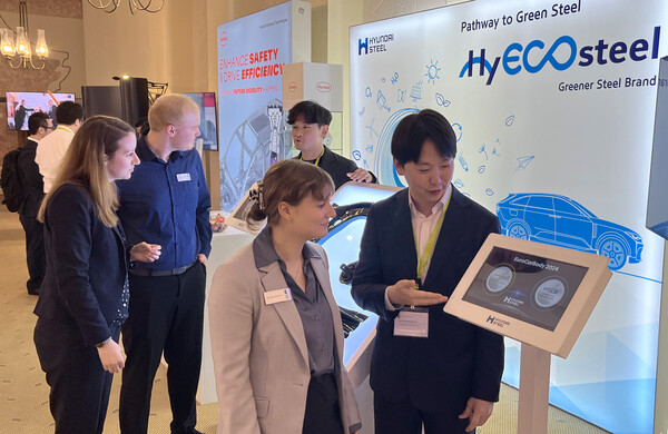 ▲현대제철 연구원이 독일 ECB(Euro Car Body)에 참석한 글로벌 고객사들에게 탄소저감 자동차강판 제품을 설명하고 있다. ⓒ현대제철