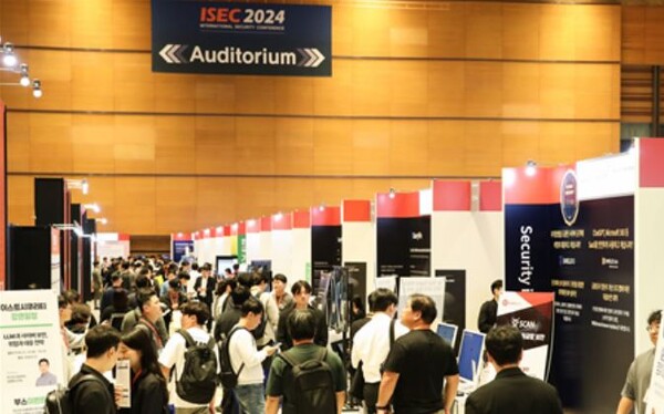 ▲ISEC 2024 내부 전시장을 꽉 채운 참관객들. ⓒISEC 조직위원회