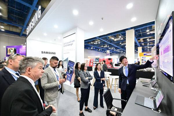 ▲지난해 세계산부인과초음파학회(ISUOG 2023)에 참가한 삼성메디슨이 관람객들에게 프리미엄 초음파 진단기기 ‘HERA W10 Elite’와 ‘V8’와 진단 솔루션을 소개하고 있다. ⓒ삼성메디슨