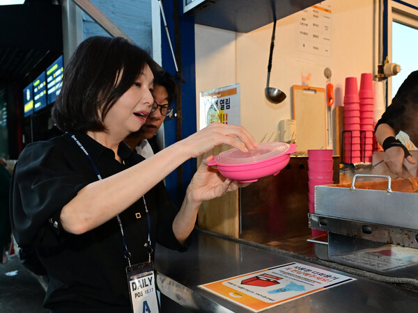 ▲최호정 서울시의회 의장은 지난 17일 잠실야구장을 방문해 다회용기 이용현황을 점검했다. ⓒ서울시의회