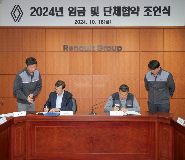 ▲2024년 임금 및 단체협약 조인식에서 합의안에 서명하고 있는 스테판 드블레즈 르노코리아 사장(왼쪽)과 김동석 노동조합 위원장. ⓒ르노코리아