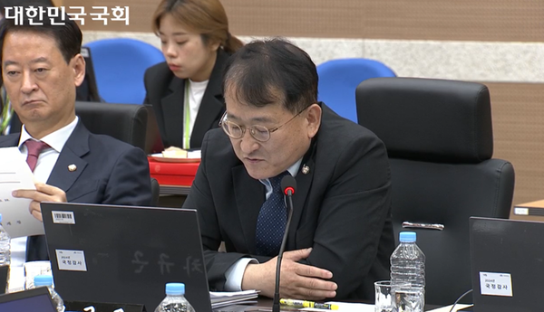 ▲차규근 조국형신당 비례대표가 임기근 조달청장에 질의하고 있다. ⓒ국회의사중계