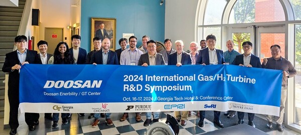 ▲16일 미국 조지아 공과대학교에서 진행된 ‘수소터빈 국제공동 연구개발(R&D) 심포지엄’에서 참석자들이 기념촬영을 하고 있다. ⓒ두산에너빌리티