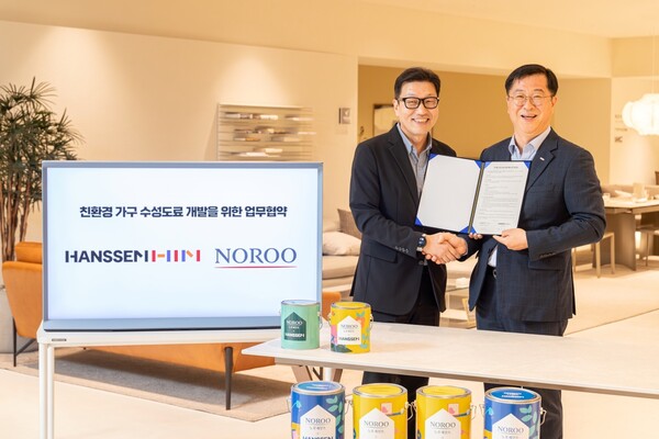 ▲한샘이 노루페인트와 친환경 가구 수성도료 개발을 위한 업무협약(MOU)을 맺었다. 고영남 한샘 연구소장(사진 왼쪽)과 김학근 노루페인트 상무가 한샘 송파점에서 진행된 업무협약식에서 기념촬영을 하고 있다. ⓒ한샘