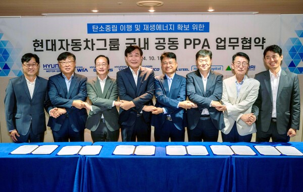 ▲(왼쪽부터) 송두순 현대케피코 기획실 상무, 이대형 현대종합특수강 경영관리본부 상무, 이동훈 현대건설 개발사업부 상무, 한용빈 현대차그룹 부사장, 문병섭 현대글로비스 안전환경경영실 상무, 황윤목 현대위아 전략추진실 상무, 유흥목 현대케피탈 경영지원본부 상무, 공기원 현대트랜시스 전략지원팀 팀장 등이 업무협약 체결 후 기념 촬영을 하고 있다. ⓒ현대차그룹