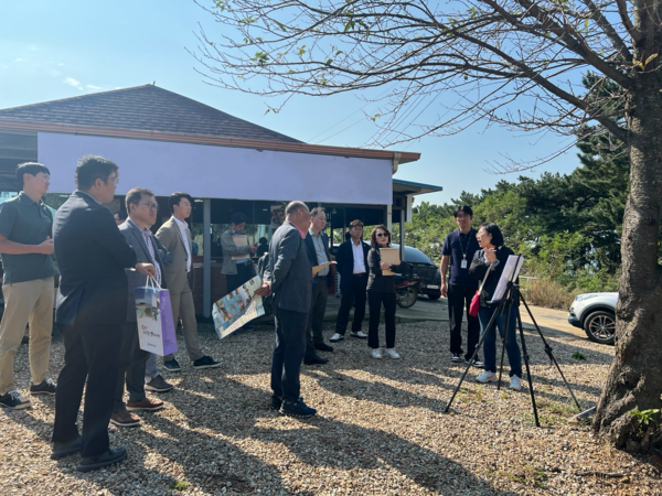 ▲마포구의회 행정건설위원회(위원장 강동오)는 지난 10일 구민 휴양소 건립 계획의 타당성을 확인하기 위해 장봉도 일대(장봉리 산9)를 답사했다. ⓒ마포구의회