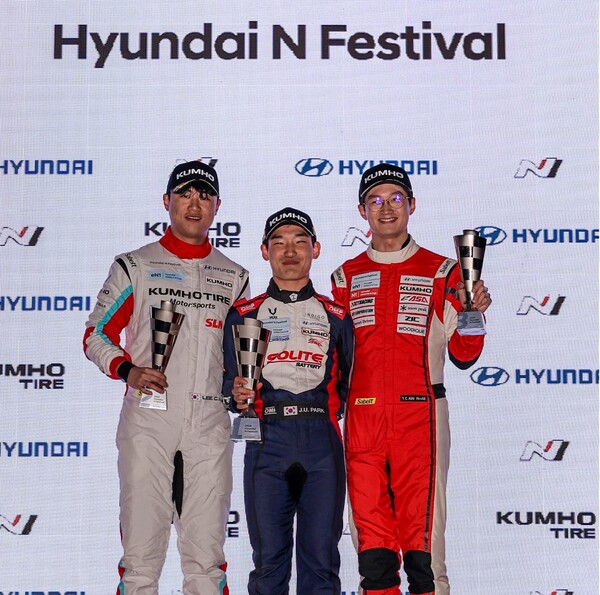 ▲쏠라이트 인디고 레이싱팀의 박준의 선수(가운데)가 현대N페스티벌 eN1 클래스의 7라운드 포디움을 달성하며 포즈를 취하고 있다. ⓒ금호타이어