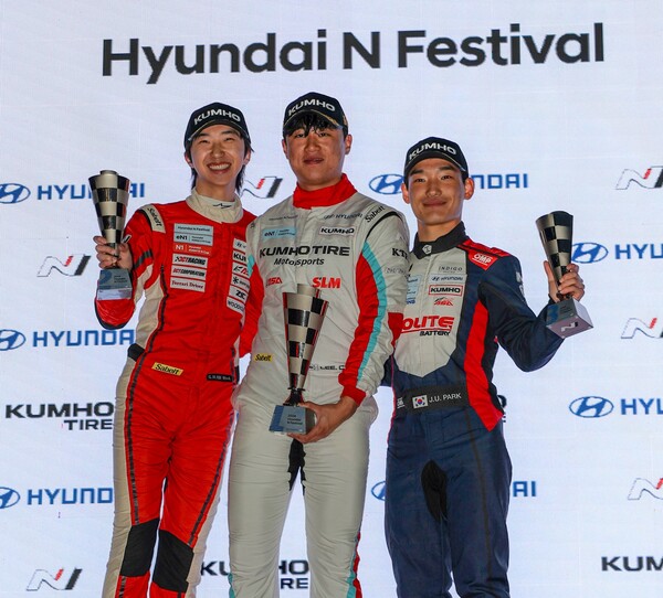 ▲금호 SL모터스포츠팀의 이창욱 선수(가운데)가 현대N페스티벌 eN1 클래스의 8라운드 포디움을 달성하며 포즈를 취하고 있다. ⓒ금호타이어