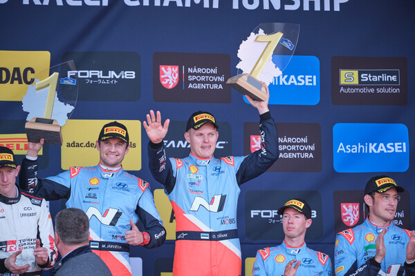 ▲현대 월드랠리팀 드라이버 오트 타낙(가운데), 코드라이버 마틴 야르베오야(왼쪽 두번째)가 우승한 뒤 기뻐하고 있다. ⓒ현대자동차