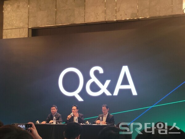 ▲(왼쪽부터) 류정훈 두산로보틱스 대표이사 부사장, 박상현 두산에너빌리티 대표이사 사장, 스캇박 두산밥캣 대표이사 부회장. ⓒ선호균 기자