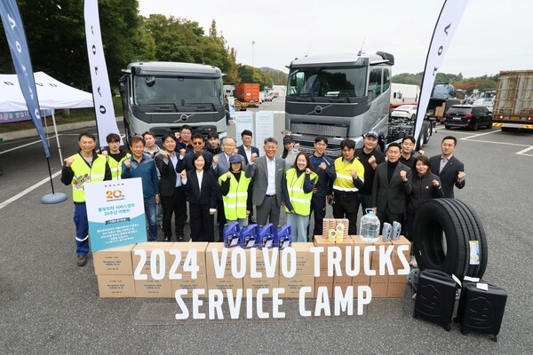▲21일 대전 대덕구 신탄진휴게소에서 진행된 볼보트럭코리아의 ‘2024 서비스 캠프·안전운행 캠페인’ 현장에서 박강석 볼보트럭코리아 대표와 임직원들이 현장을 찾은 협력사 관계자들과 함께 기념 사진을 촬영하고 있다. ⓒ볼보트럭코리아
