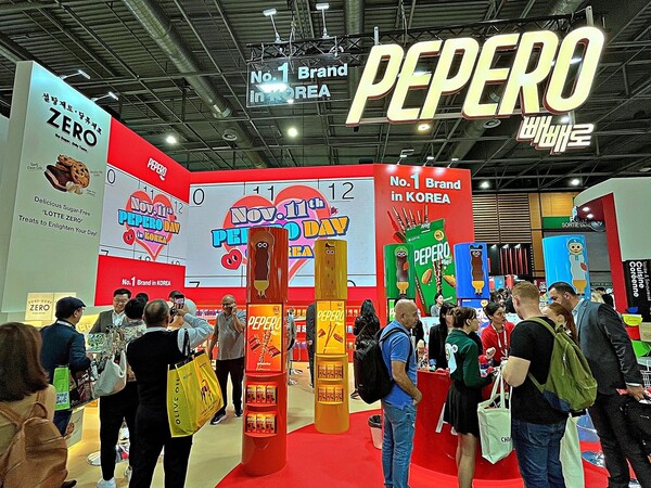 ▲시알 파리 2024에 마련된 롯데웰푸드 브랜드관을 찾은 글로벌 관람객 모습. ⓒ롯데웰푸드